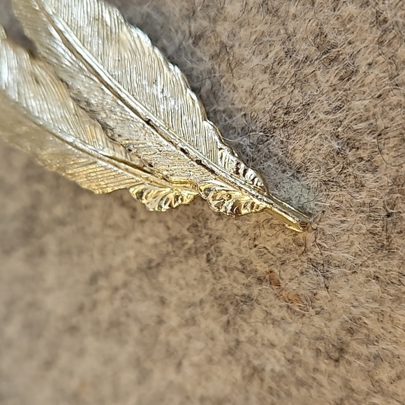 GERRY'S Goldtone Double Feather Brooch - Picture 3 of 6